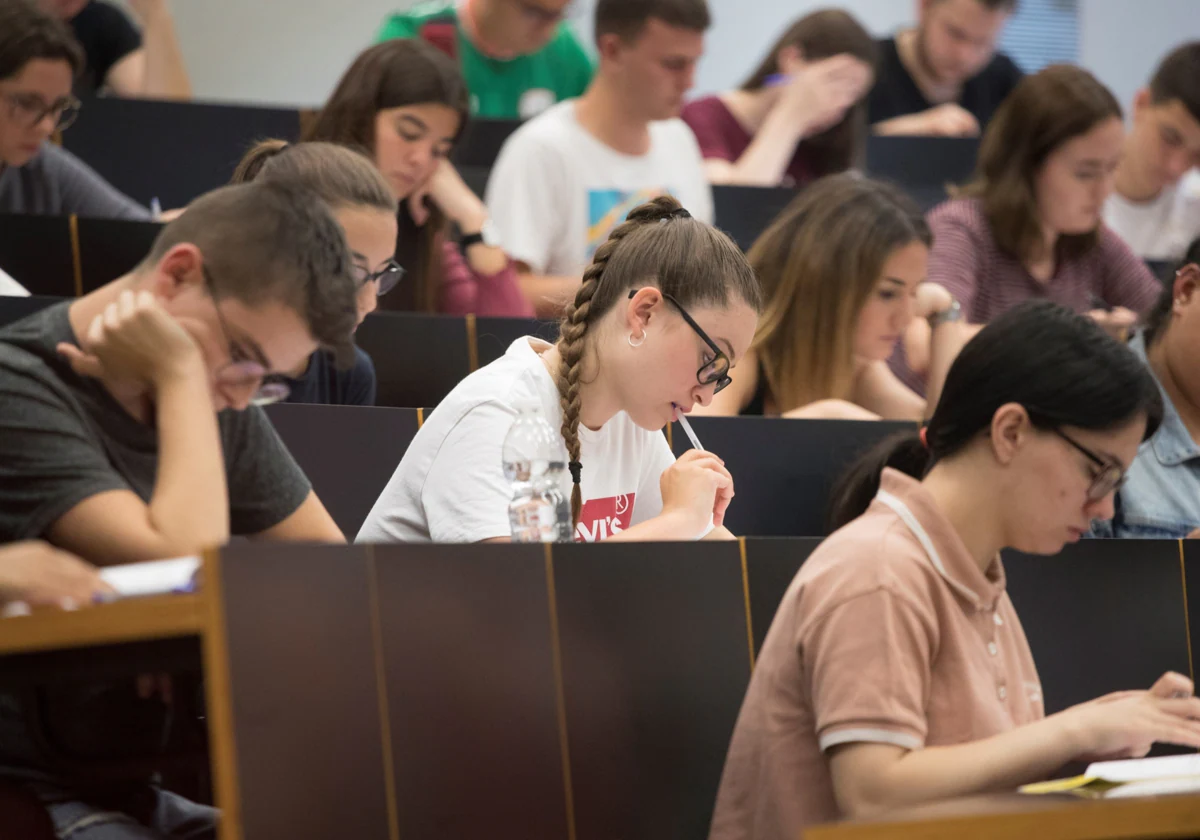 Alumnos realizan los exámenes de Selectividad en la Universidad Pompeu Fabra de Barcelona