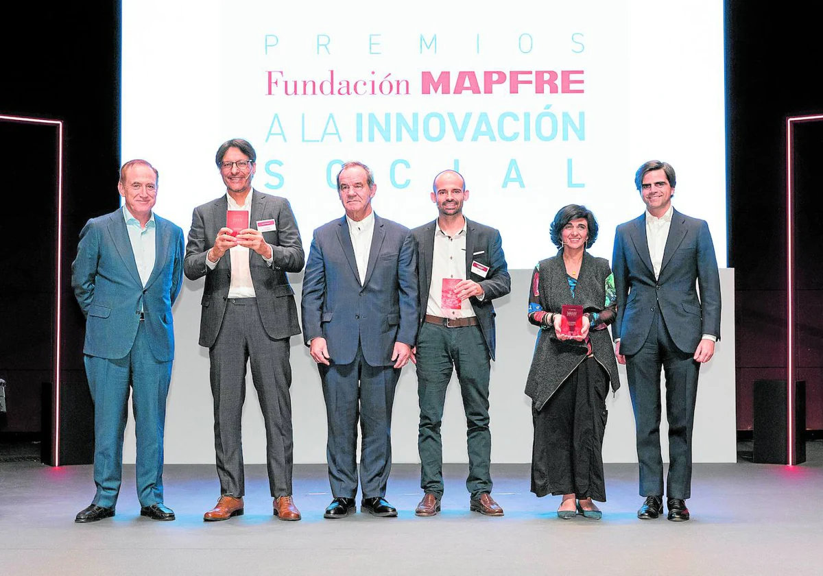 Imagen de familia de los premiados por la Fundación Mapfre