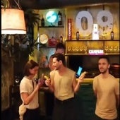 En campaña, casi todo vale: Irene Montero «pela un plátano' en una fiesta de drags