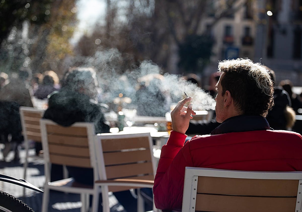 Un hombre fuma en la terraza de un bar de Madrid