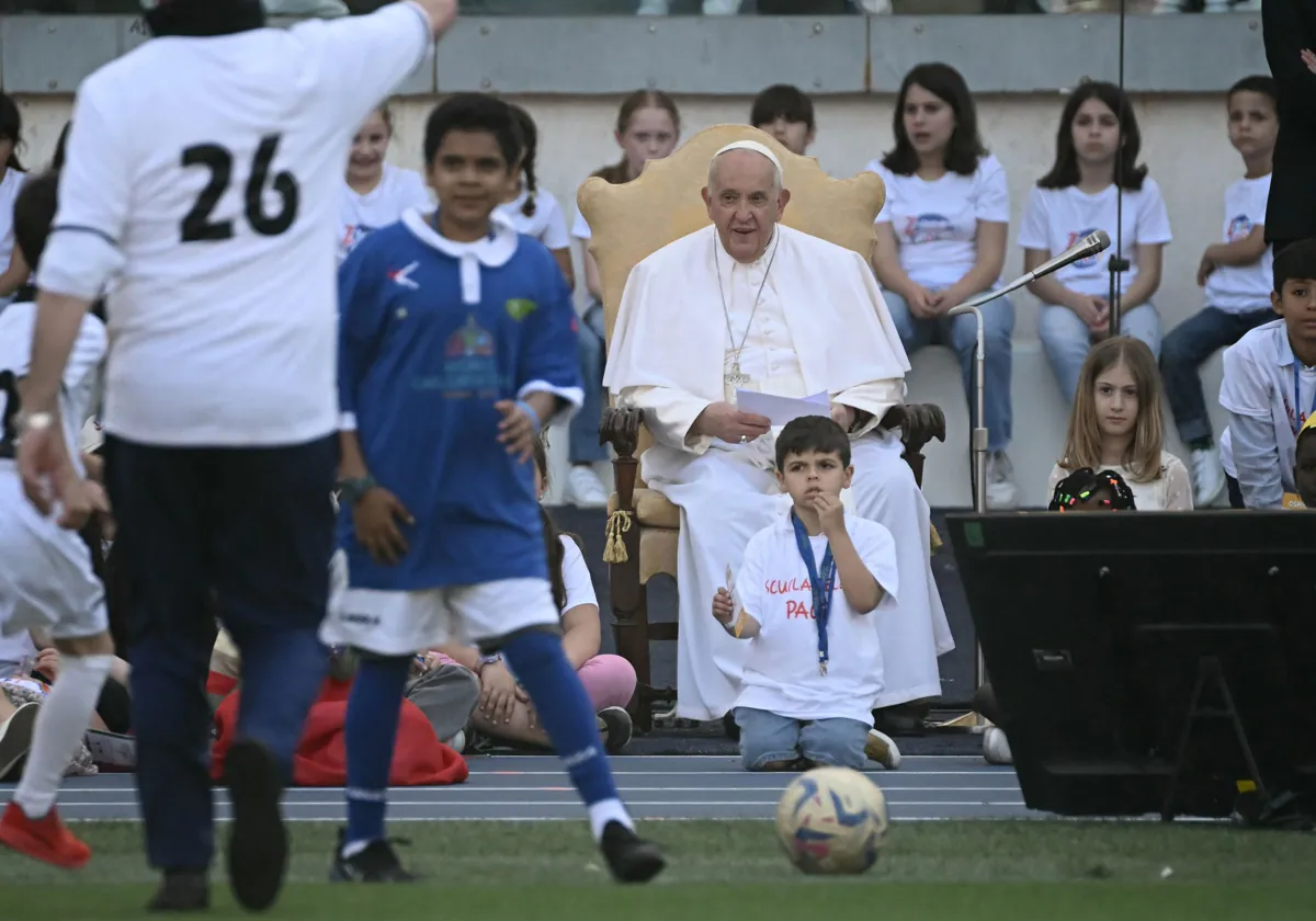 El Papa Francisco  asiste a un partido de fútbol infantil durante el evento del Día Mundial del Niño en el estadio olímpico de Roma