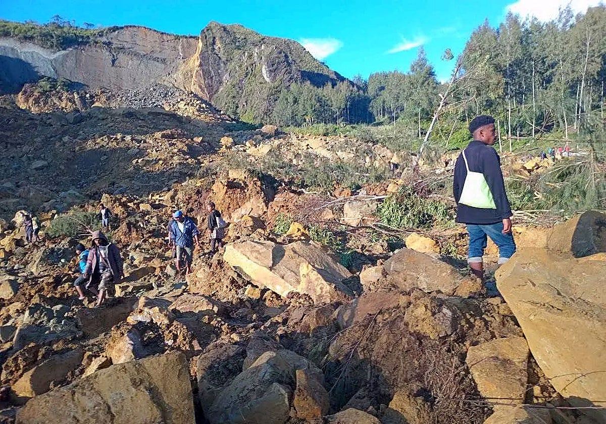 Voluntarios buscan desaparecidos en la zona en la que se ha producido la avalancha