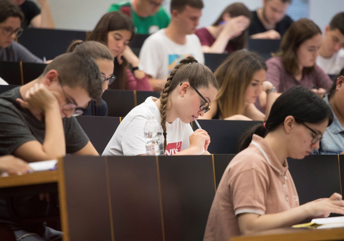 En vídeo: Feijóo anuncia un acuerdo entre las CCAA del PP para implantar una EBAU única | Foto: Alumnos realizando las pruebas de selectividad en Cataluña