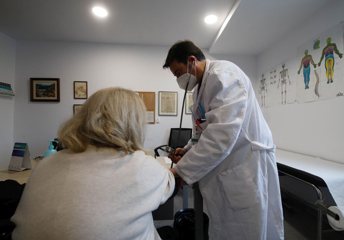 Un médico de familia atiende a una paciente en un centro de salud de Córdoba