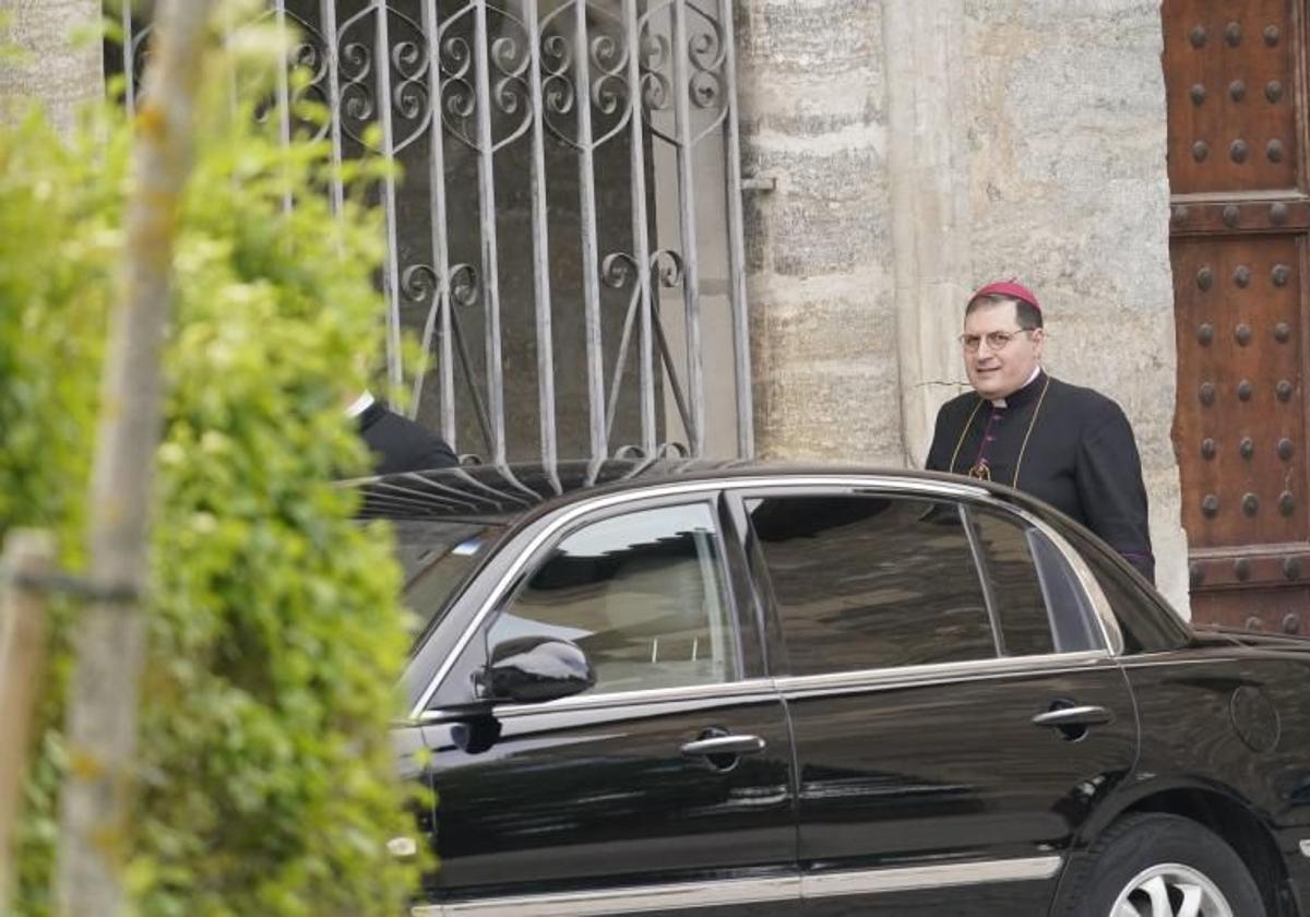 Pablo Rojas en la puerta del convento de Belorado, en los primeros días de la crisis