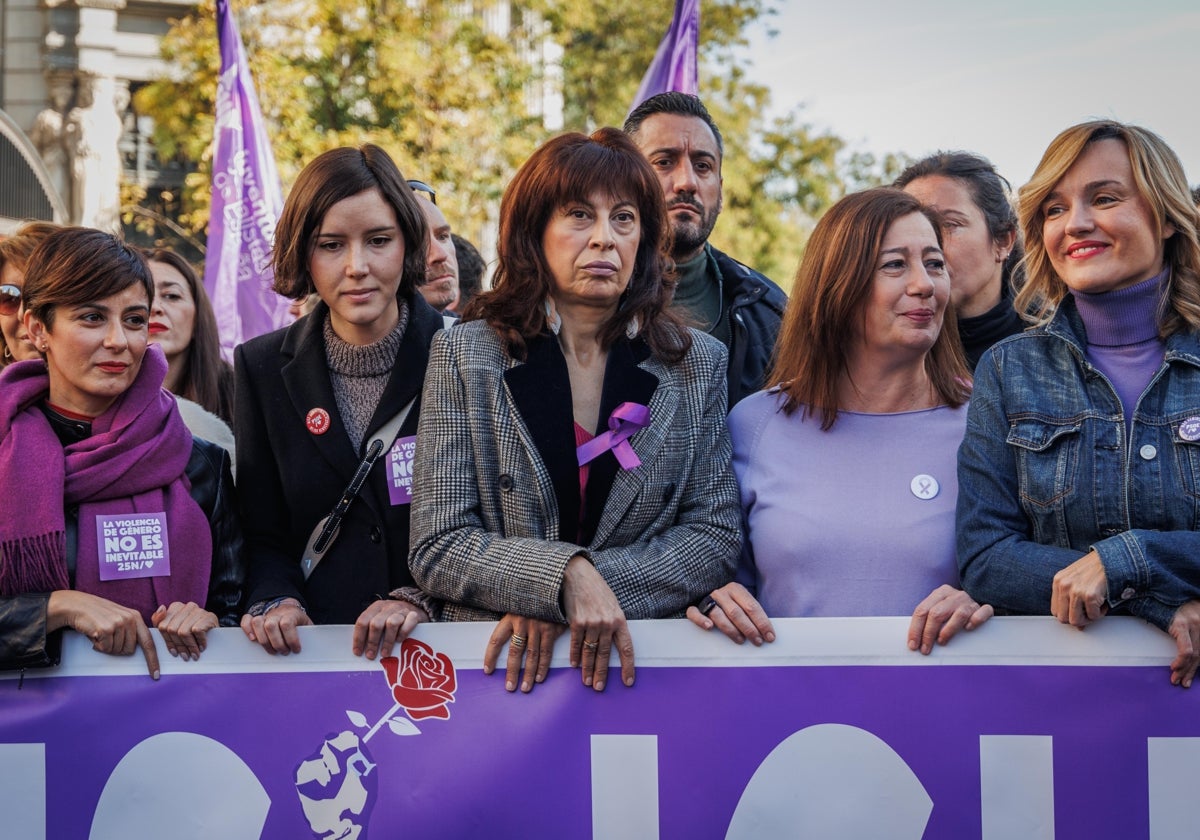 25 de noviembre de 2023: Isabel Rodríguez, Andrea Fernández, Ana Redondo, Francina Armengol y Pilar Alegría, en la manifestación convocada por Foro de Madrid contra la violencia a las mujeres
