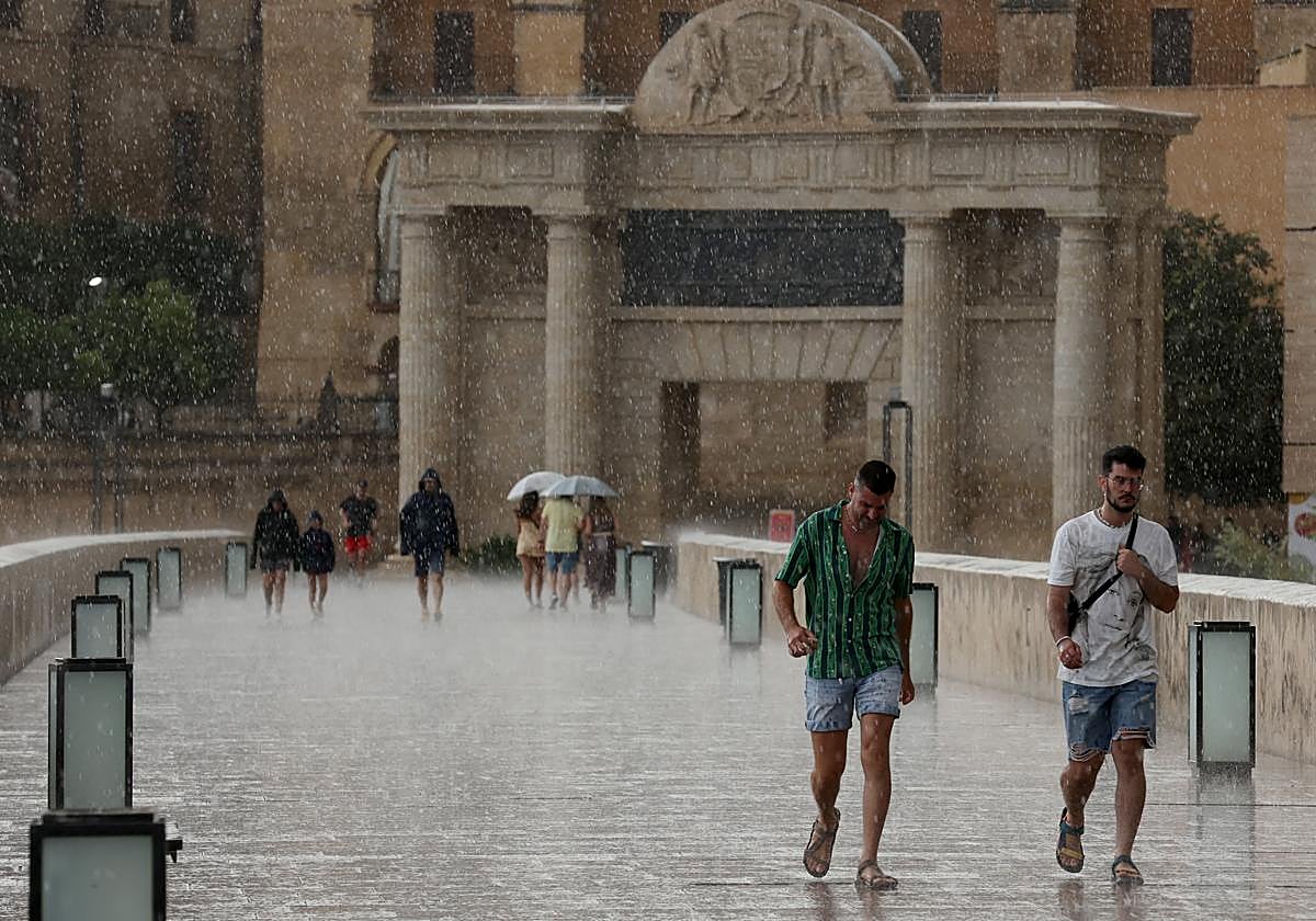 Dos vecinas paseando este sábado por Arenys de Mar (Barcelona) tras el intenso aguacero que sorprendió al municipio