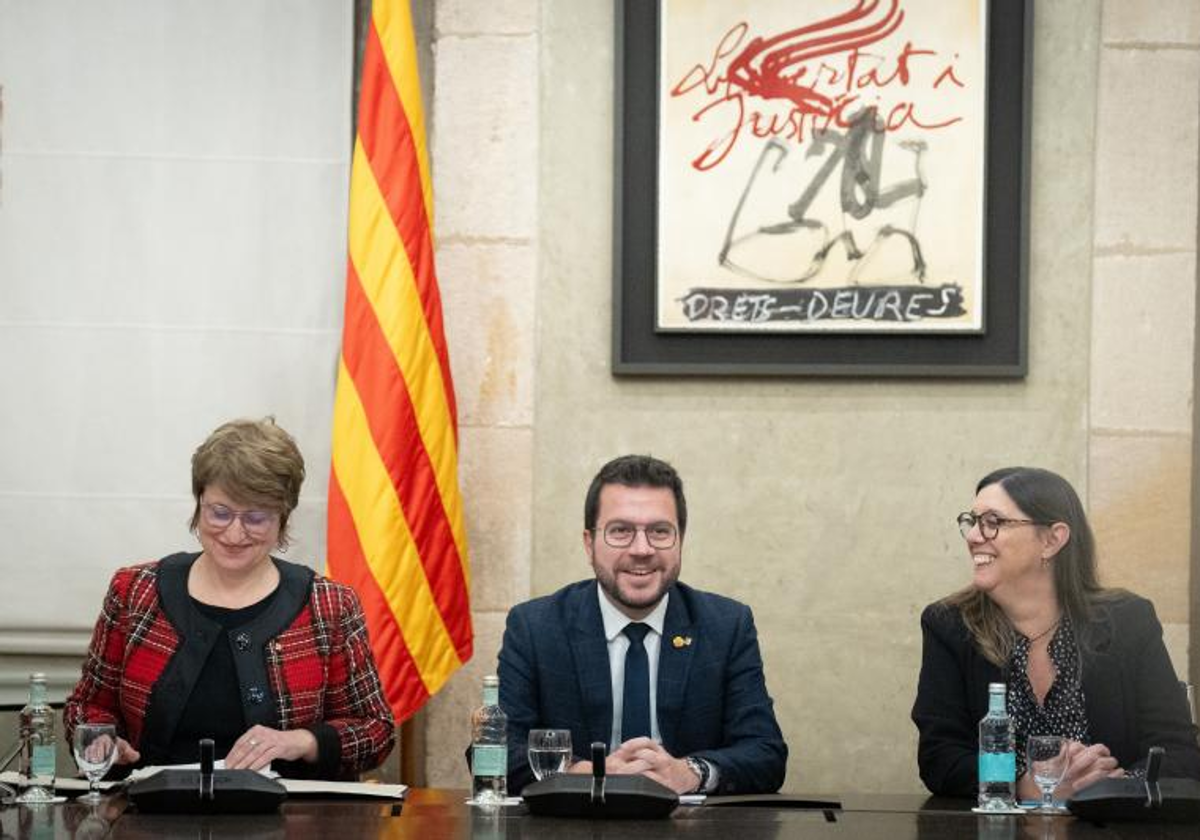 La consejera de Educación de la Generalitat, Anna Simó; el presidente de la Generalitat, Pere Aragonès; y la secretaria general de Educación, Patricia Gomá, en una reunión de diciembre de 2023