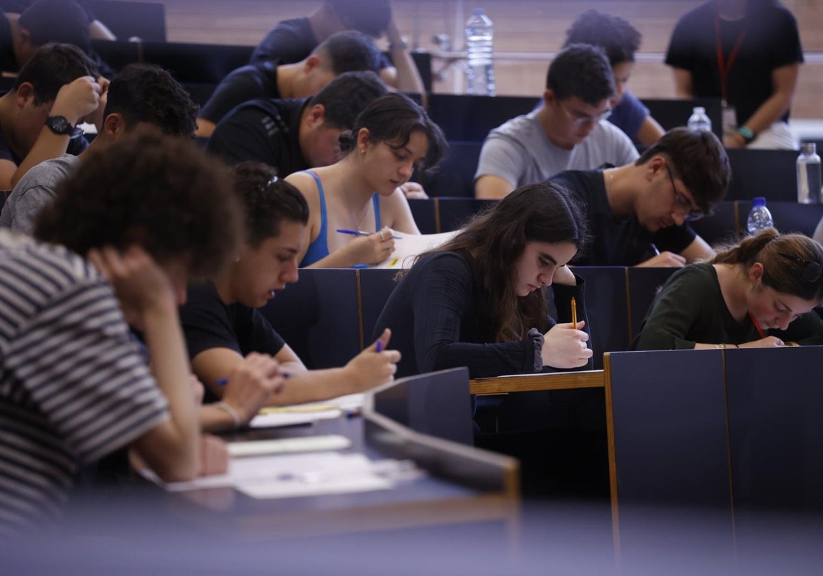 Alumnos examinándose en la UPF de Barcelona