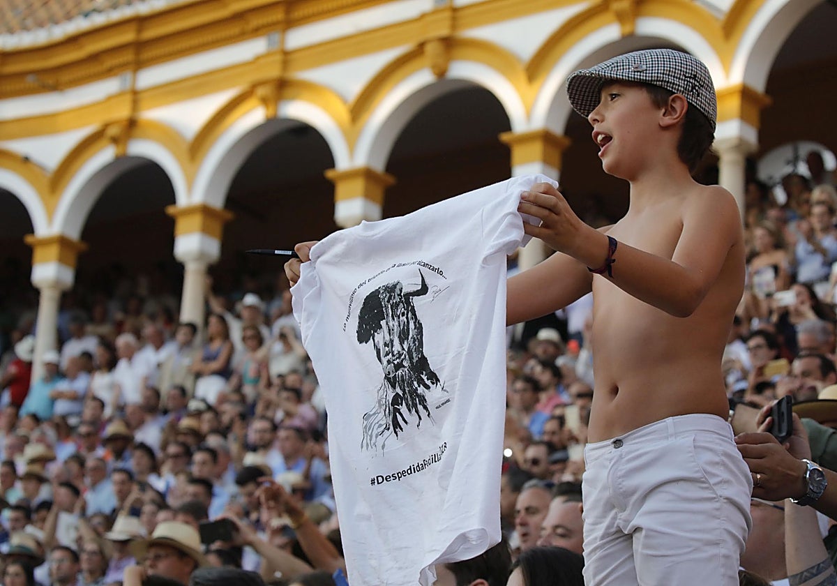 Un niño en la despedida del torero Juan José Padilla de las corridas de toros
