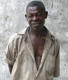 Imagen secundaria 2 - En la primera imagen aparecen Sor Ángela con una mujer durante el taller de costura. Abajo, a la izquierda, personas en la sala de espera del hospital y, a la derecha, posa un paciente a la entrada del mismo