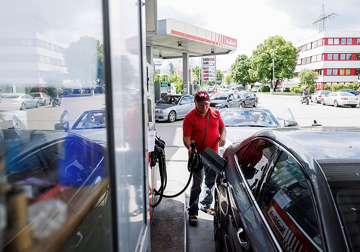 Un hombre reposta en una gasolinera de alemania
