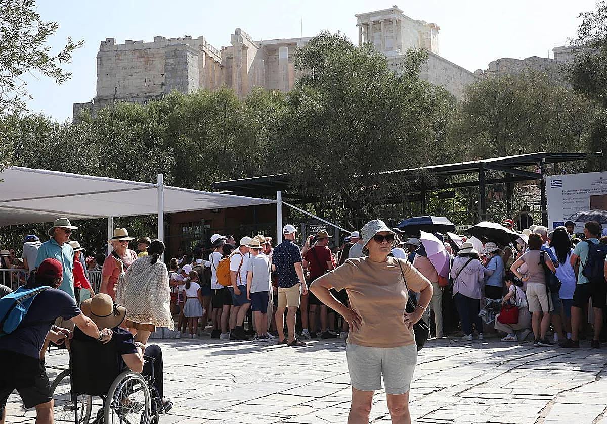 Turistas esperan para visitar la Acrópolis durante las altas temperatura