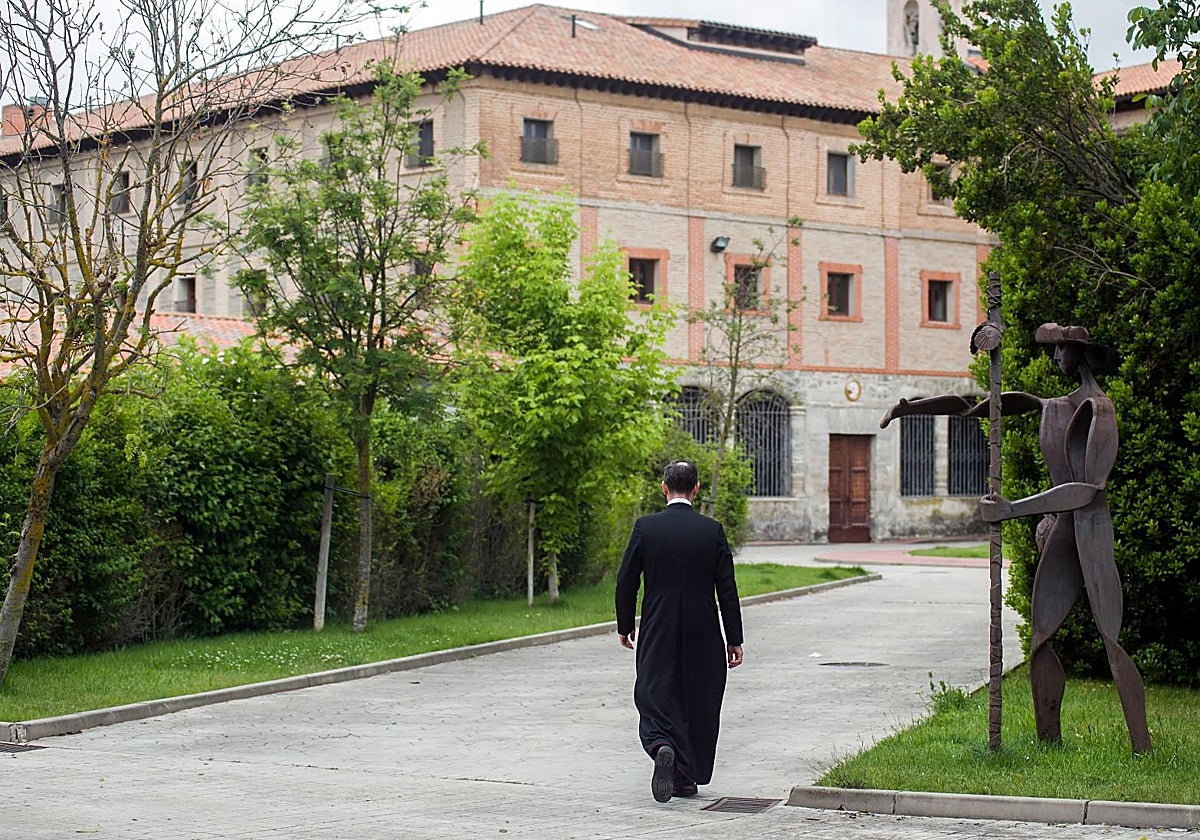 José Ceacero, el cura coctelero, vuelve al monasterio de Belroado tras una comparecencia ante
