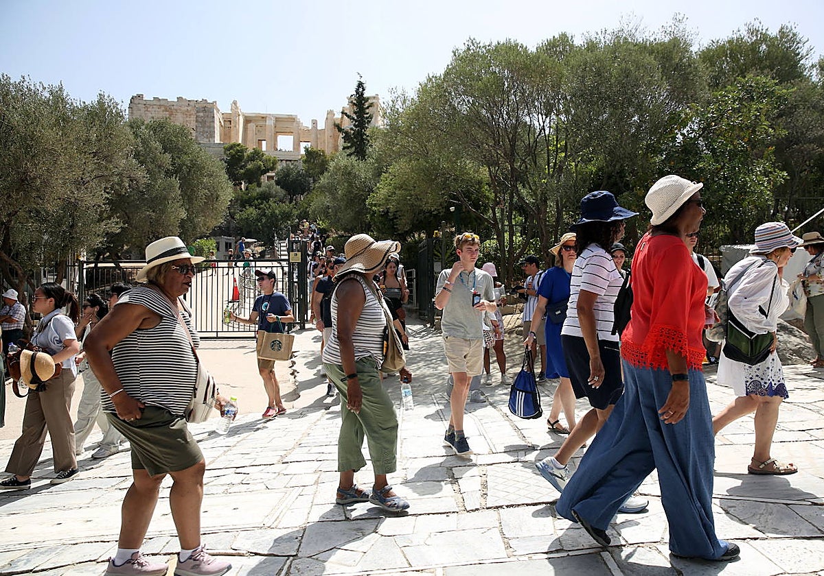 Turistas durante la ola de calor en la Acrópolis de Atenas