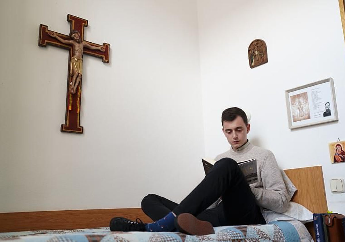 Un candidato al sacerdocio de Madrid, Guillermo Ara, estudia en su habitación del seminario madrileño en 2023