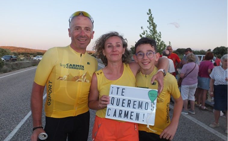 Imagen principal - La familia de Carmen: su padre, madre y hermano. Ella, en una foto familiar