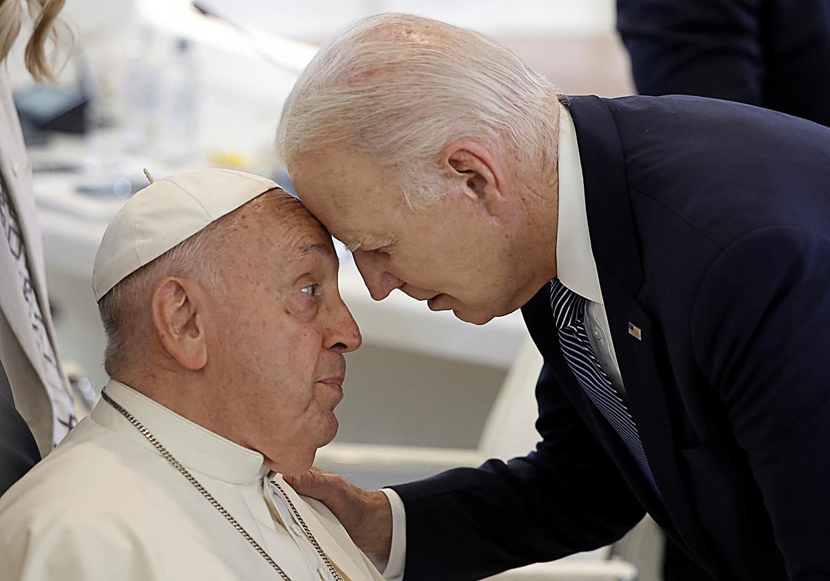 Joe Biden saluda al Papa durante la cumbre del G-7, celebrada en Italia