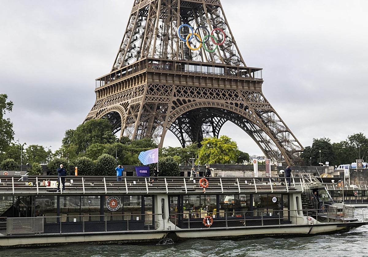La Torre Eiffel con los Anillos Olímpicos