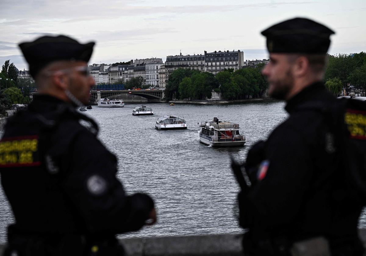 Dos gendarmes en una imagen de archivo