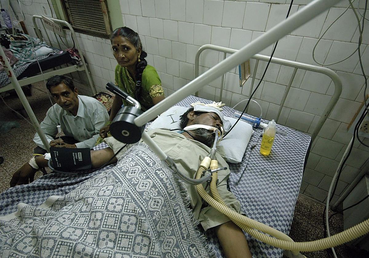 Persona ingresada en un hospital de la India tras haber consumido alcohol adulterado.