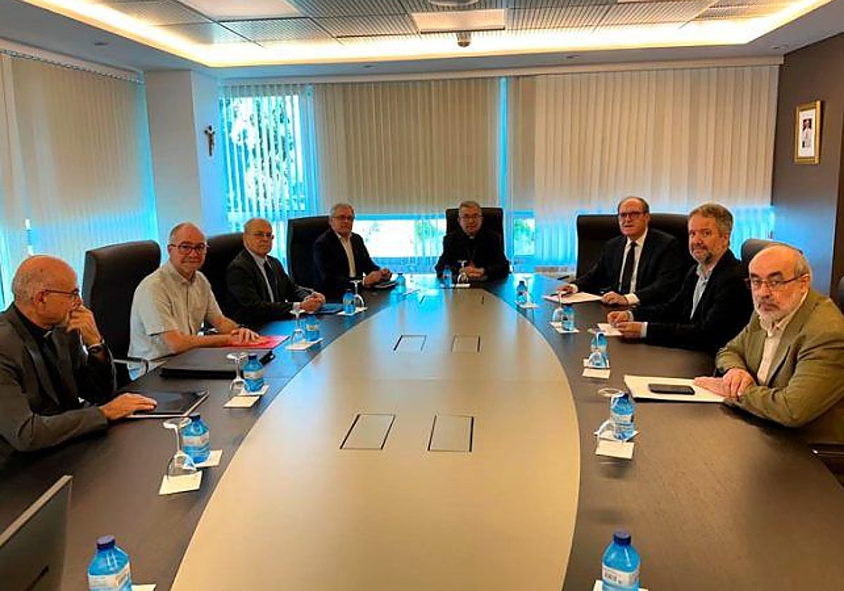 Miembros de su gabinete con la Conferencia Episcopal Española con el Defensor del Pueblo, Ángel Gabilondo