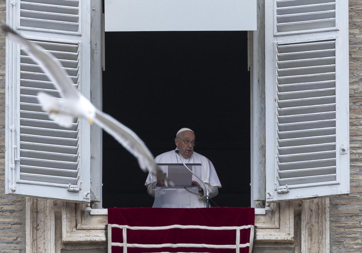 El Papa ha recordado a su confesor fallecido en el ángelus de este domingo