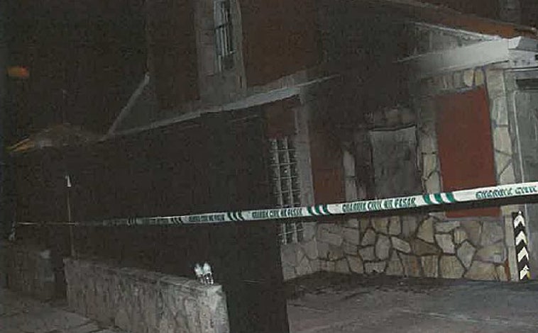 Imagen principal - En la imagen superior, estado de la vivienda de los Villar Fernández incendiada por el asesino. Abajo, catorce relojes y la pulsera de la madre: 