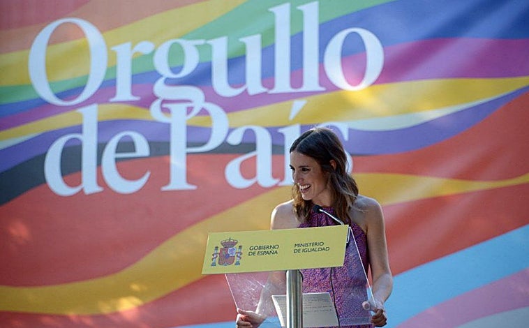 Imagen principal - Arriba, Irene Montero en 2022 con su 'Orgullo de país'. Abajo, a la izquierda, entrega de los premios Arcoíris por Ana Redondo el 26 de junio. Y a la derecha, el cartel de 2024. Con el mismo lema. 
