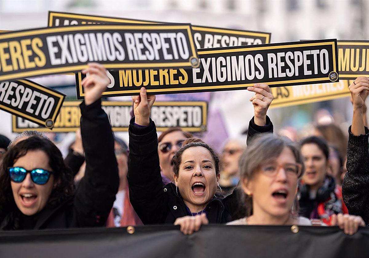 Varias mujeres sujetan carteles durante una manifestación por el 25N
