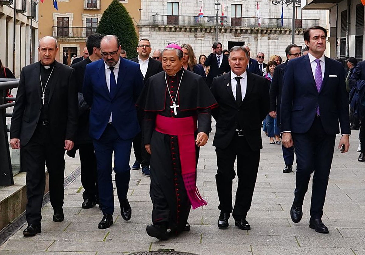 El nuncio apostólico del papa Francisco en España, Bernardito Cleopas Auza, en el centro