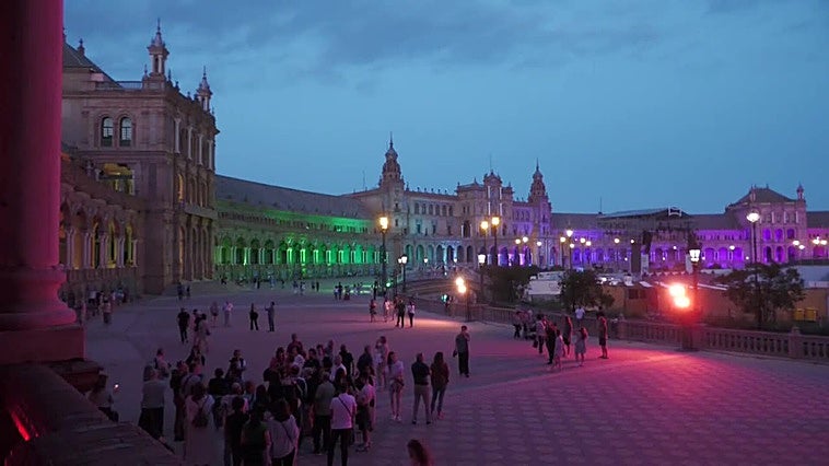 La Plaza de España de Sevilla se ilumina con los colores de la bandera LGTBIQ+
