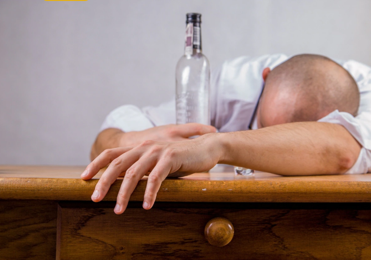 Hombre afectado por una resaca