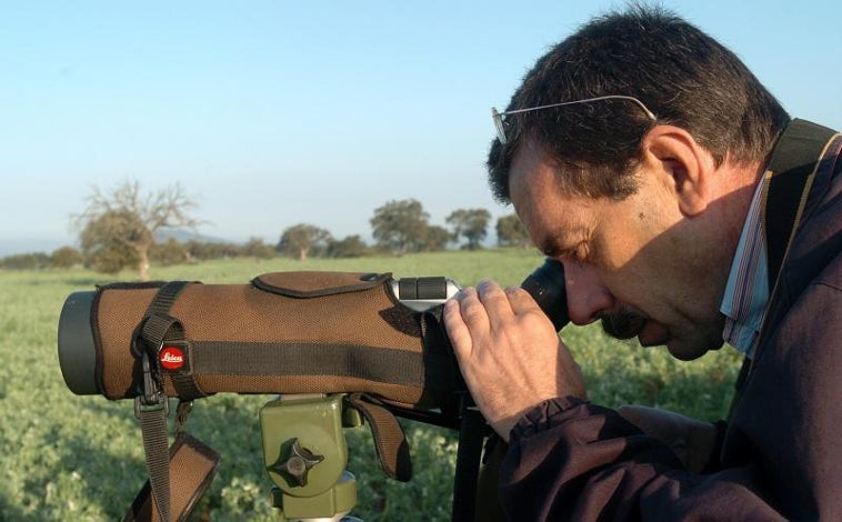 Imagen principal - Como director del programa LIFE, Simón fue la cabeza visible del éxito o fracaso de la especie. En las imágenes, en 2006 en Doñana y en 2004 durante una conferencia sobre el lince ibérico.