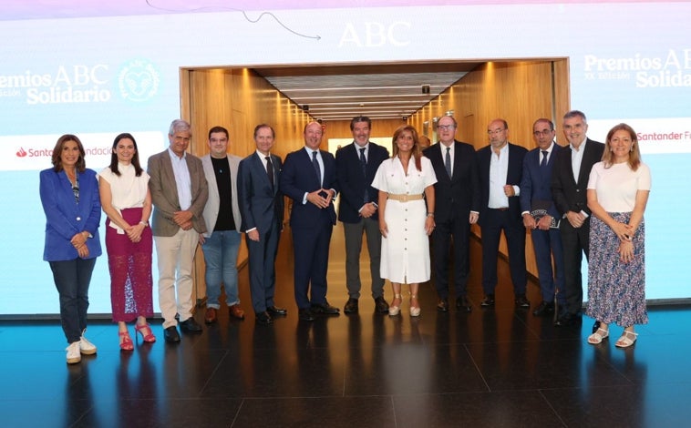 Imagen principal - Diversos momentos de los Premios ABC Solidarios