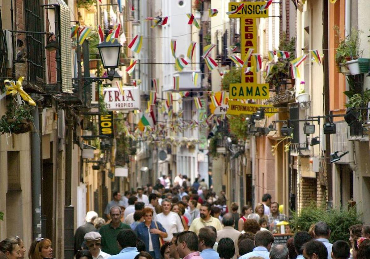 Logroño aprueba la prohibición de beber en las calles del casco antiguo  desde medianoche