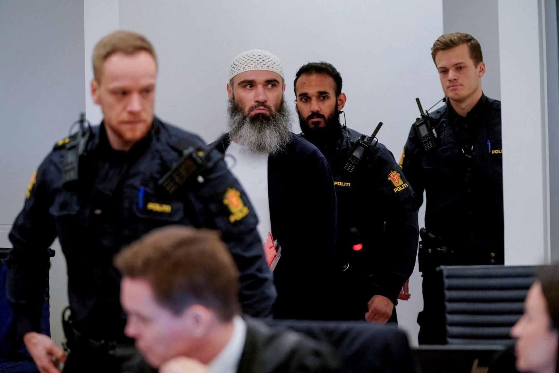 Zaniar Matapour, acusado de terrorismo agravado después de abrir fuego frente a dos bares, incluido el pub de Londres en 2022, es visto en la sala del Tribunal de Oslo, Noruega.