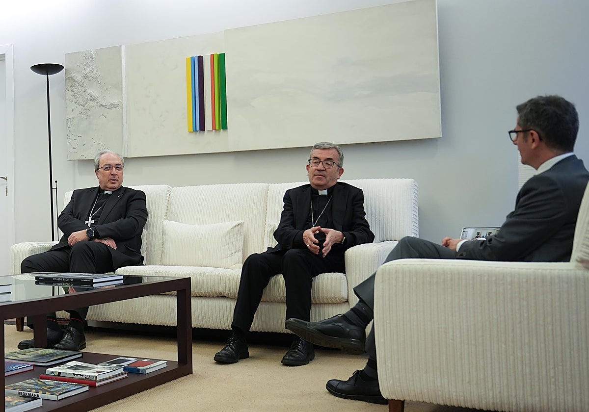 De izq. a dcha., César García Magán, Luis Argüello, portavoz y presidente de la Conferencia Episcopal respectivamente, y el ministro de la Presidencia, Félix Bolaños