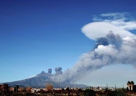 El Etna y el Estrómboli rugen de nuevo: «Evento explosivo por encima de lo normal»