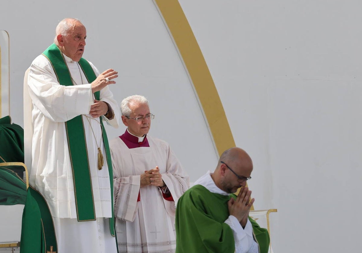 El Papa Francisco este domingo celebrando la misa en la ciudad italiana de Trieste.