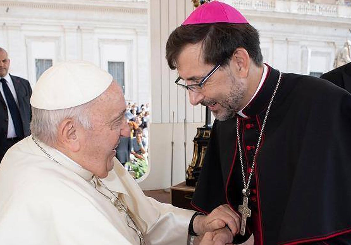 El Papa Francisco y el arzobispo José Cobo.