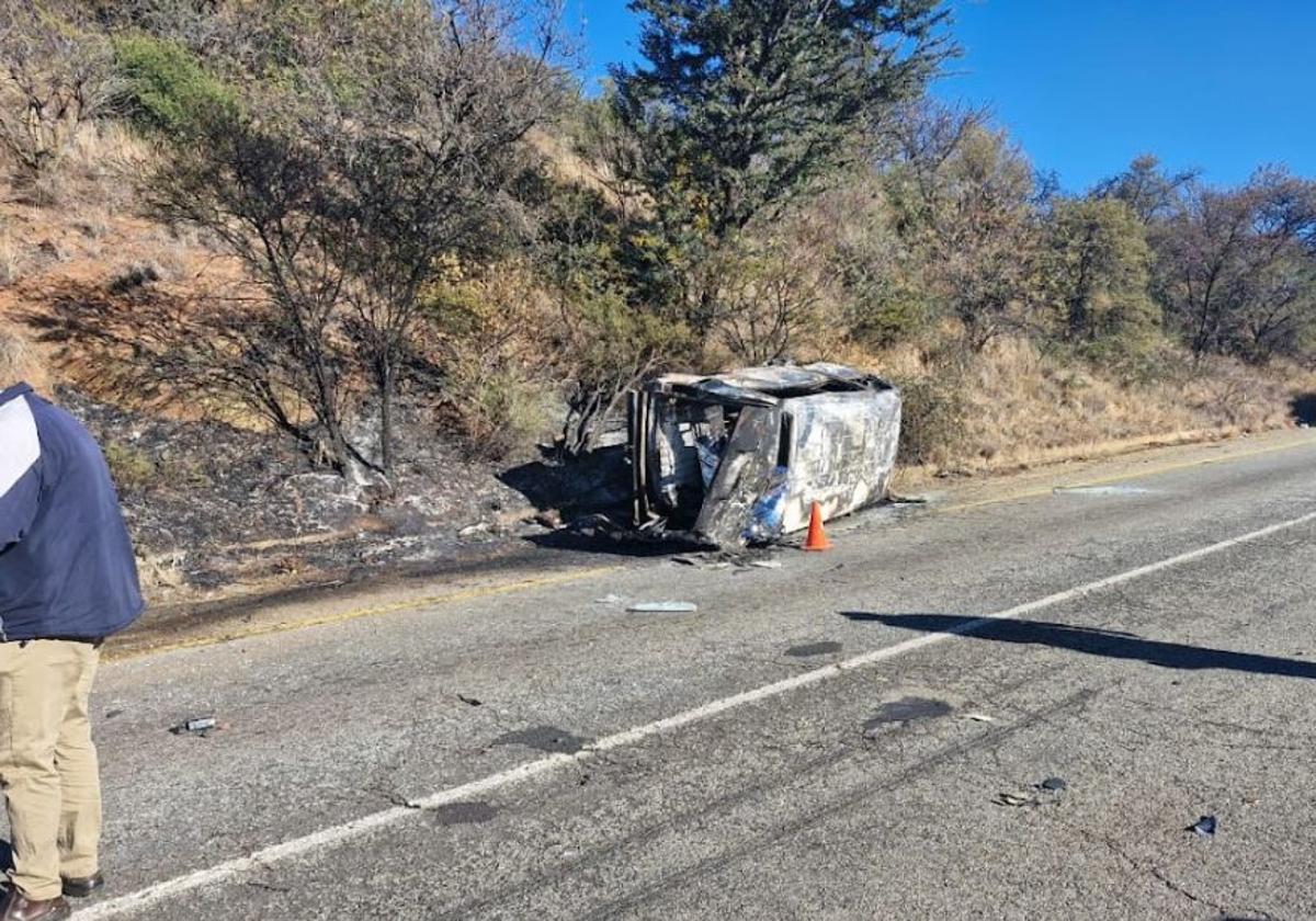 El autobús, calcinado tras incendiarse después del accidente.