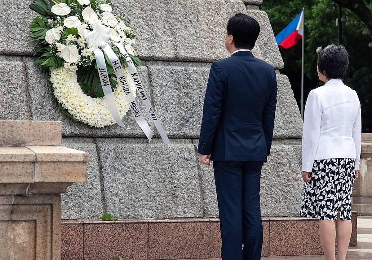Autoridades filipinas en un acto conmemorativo en Manila