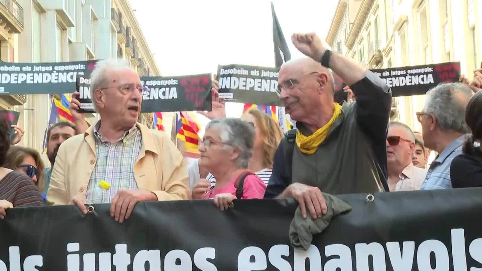 Lluís Llach encabeza la manifestación contra la justicia española en Barcelona