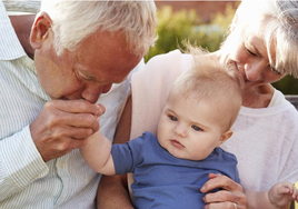 ¿Deberían los abuelos en España cobrar un sueldo por cuidar de sus nietos? Del síndrome del abuelo esclavo a una 'segunda paternidad'