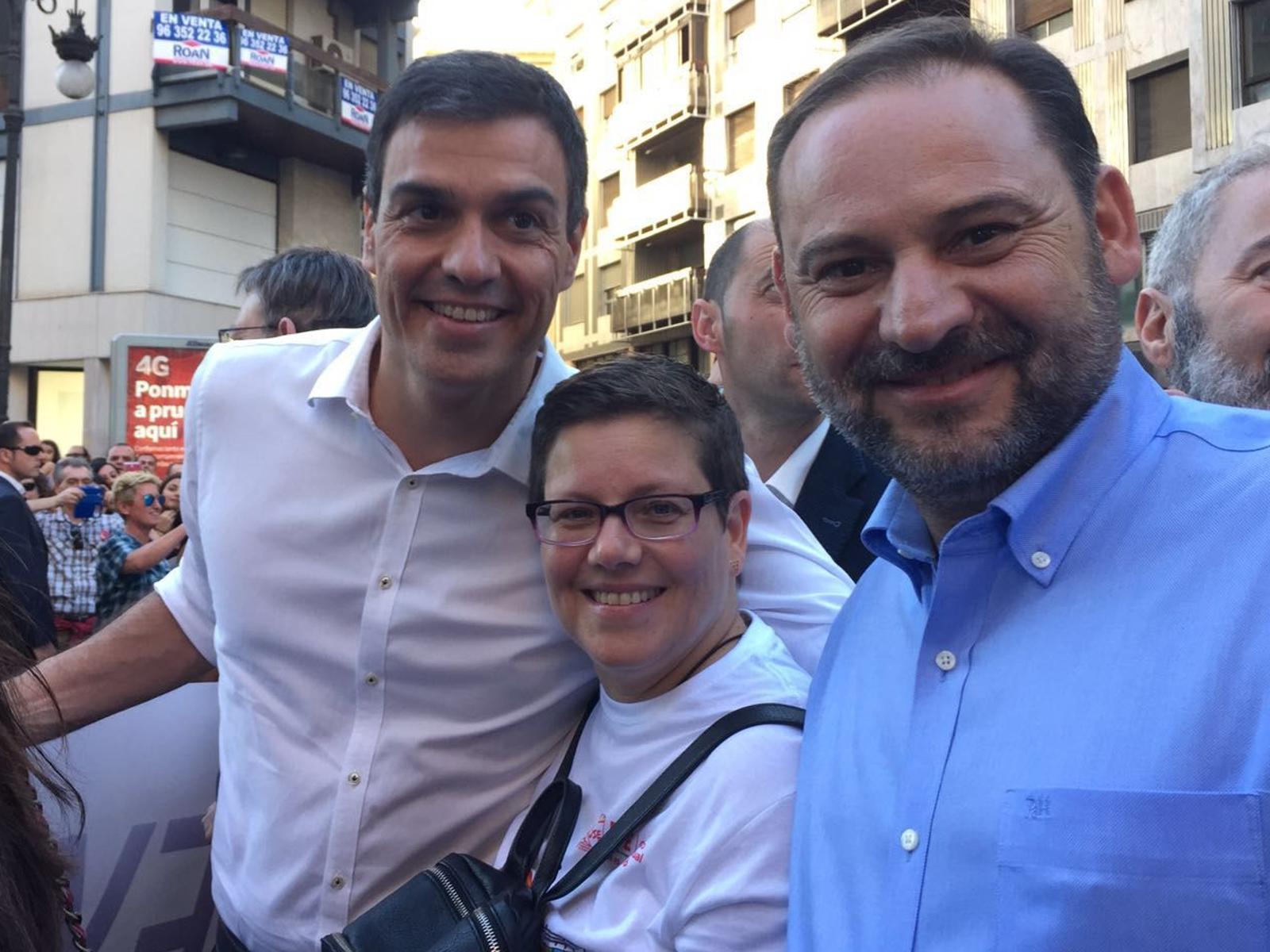 18 de junio de 2016: Isabel García celebra el Orgullo en Valencia junto a Pedro Sánchez y José Luis Ábalos. Alardea ella misma de la imagen