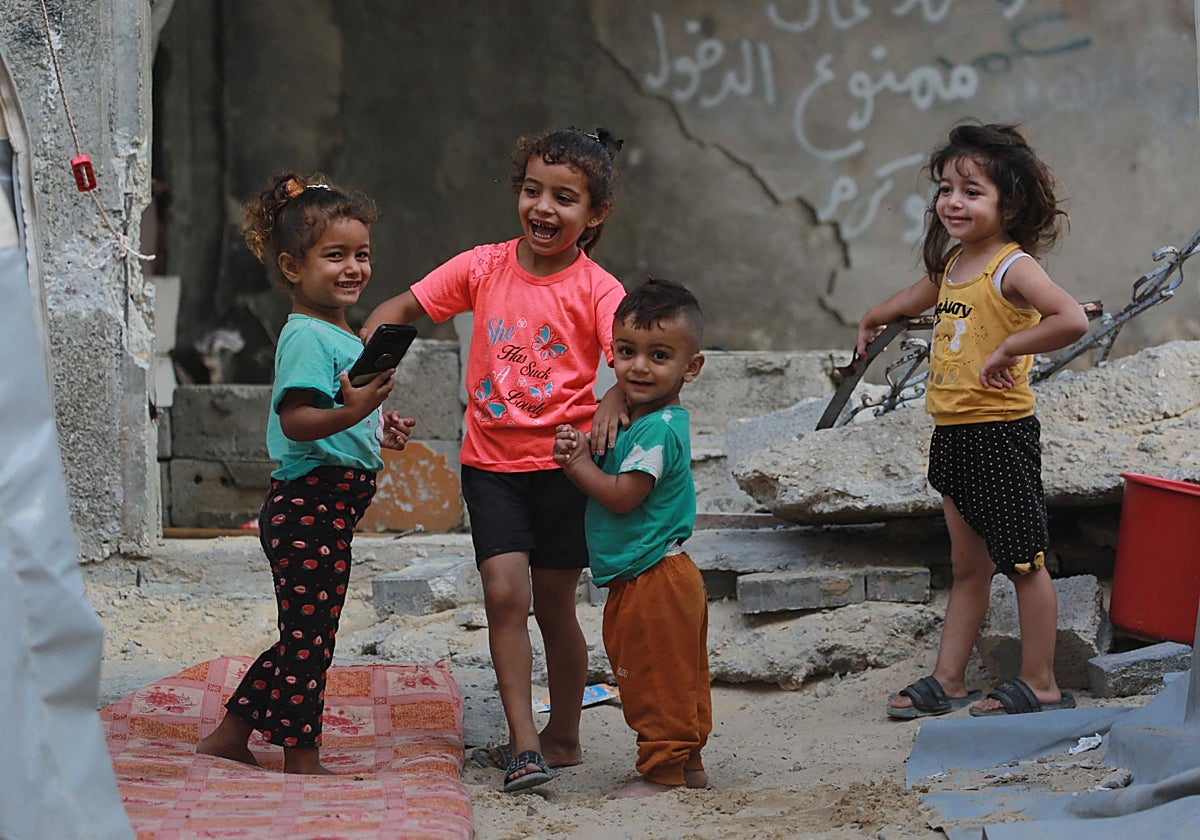 Niños en Khan Yunis, en el sur de la Franja de Gaza