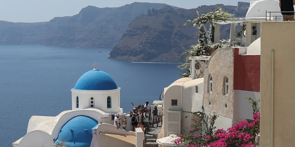 A councillor asked Santorini residents to confine themselves to their homes as they welcomed a crowd of 17,000 tourists