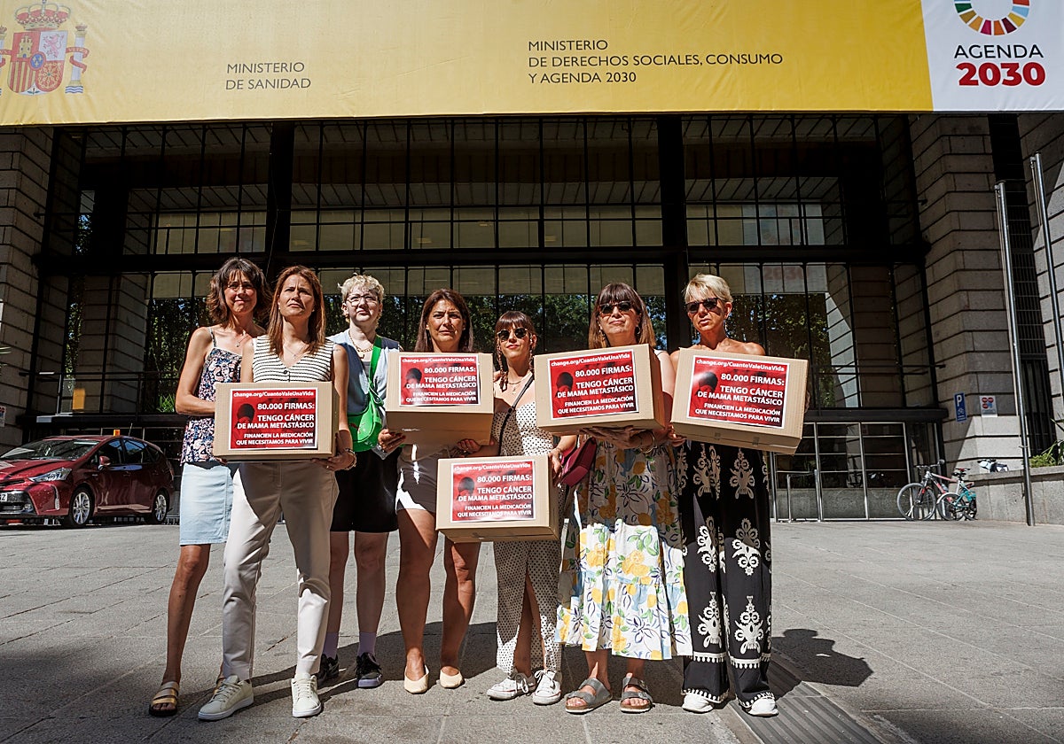 Las siete mujeres con cáncer de mama que se reunieron ayer en el Ministerio de Sanidad