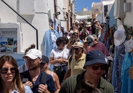 Hordas de turistas toman Santorini: 17.000 visitantes llegan a la isla tras la petición de un edil a la población de confinarse